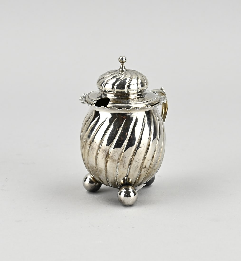 Silver mustard pot: Silver mustard pot, 800/000, small spherical pot with twisted line work, mounted on 3 ball feet. 9x7x10cm. Approx. 89 grams. In good condition.