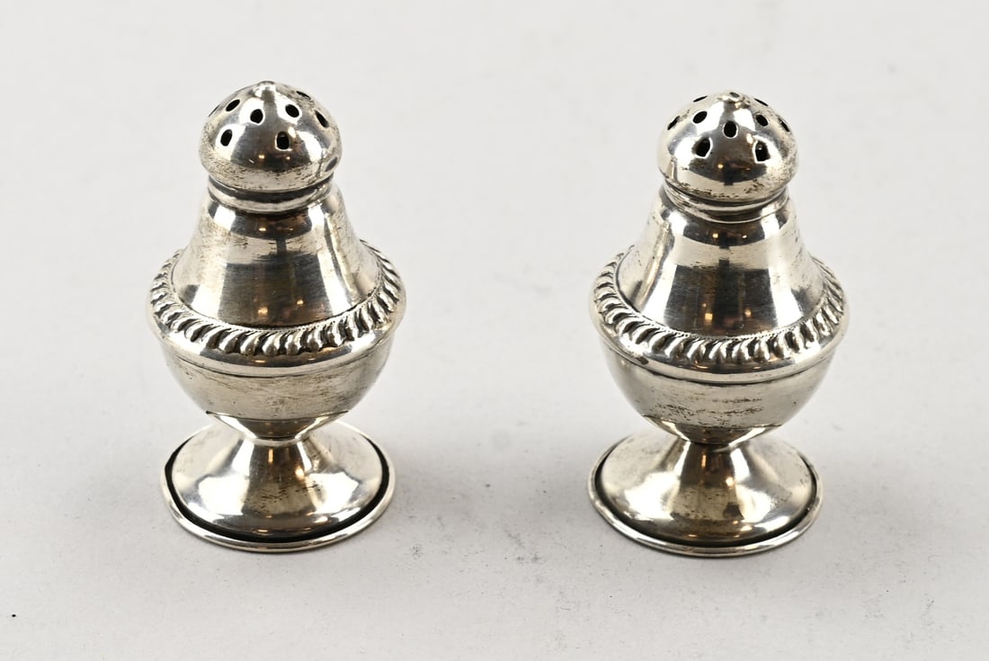 2 Silver shakers: Two small silver shakers, 925/000, on a round base, with a twisted rim and a convex shaker cap. ø3x5.5cm. Total approx. 15 grams. Slightly dented, otherwise in good condition.