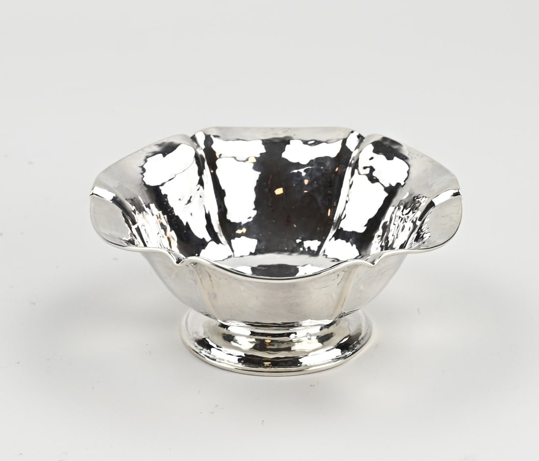 Silver dish: Small silver hammered bowl, 833/000, round model with pleats, placed on a round base. The bowl features a hammered finish. Approx. 110 grams. ø14x5cm. In very good condition.