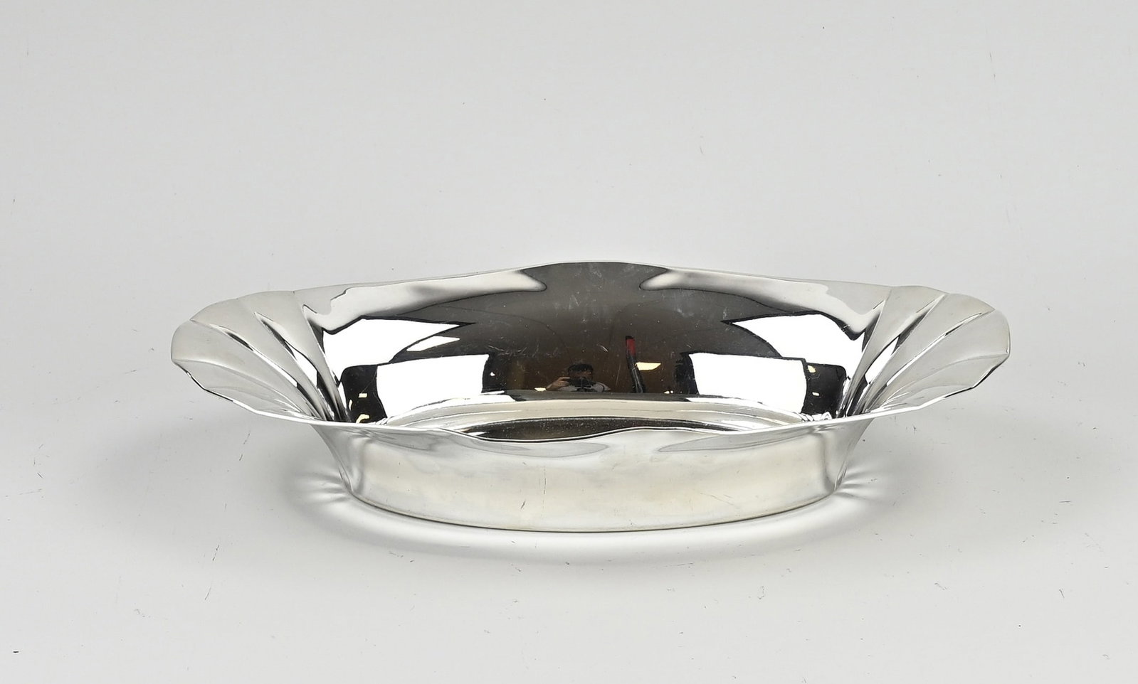 Silver oval dish: Beautiful oval silver dish, 925/000, with pleats on the sides. Maker: Wilkens & Sohne, Bremen. 33x20x6cm, approx. 300 grams. In good condition.