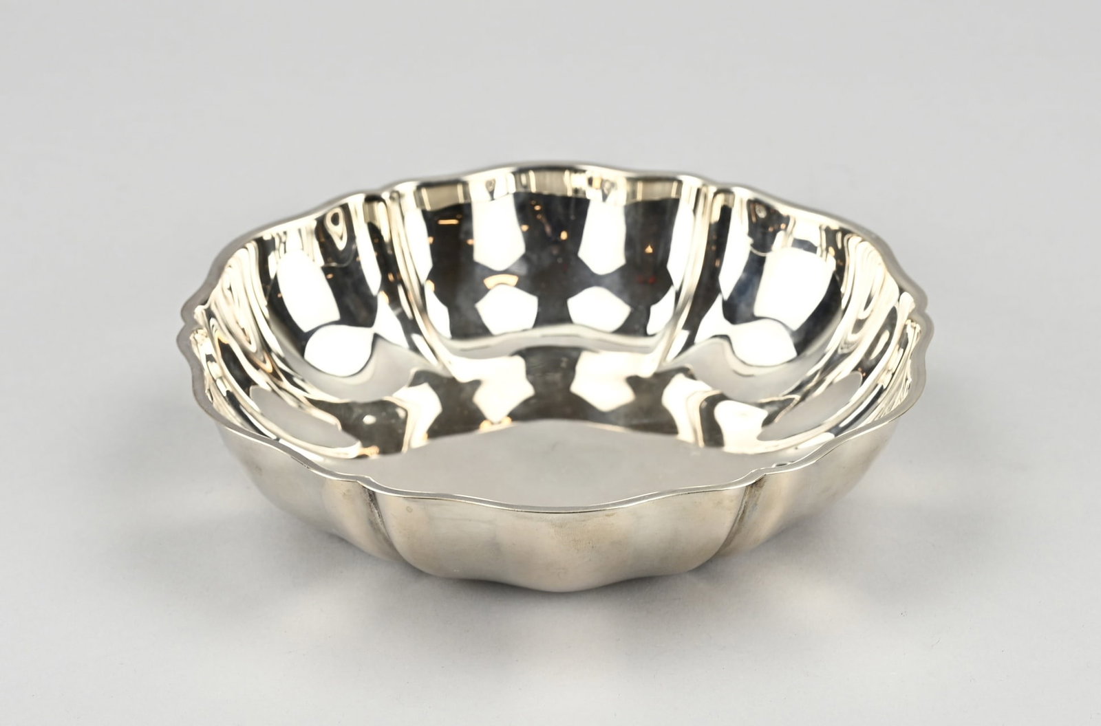 Silver bowl: Silver bowl, 800/000, round model with pleats. The bowl has an engraving on the bottom: Annie-Hubert 1958-1983. ø 18.5x4cm. approx. 195 grams. In good condition.
