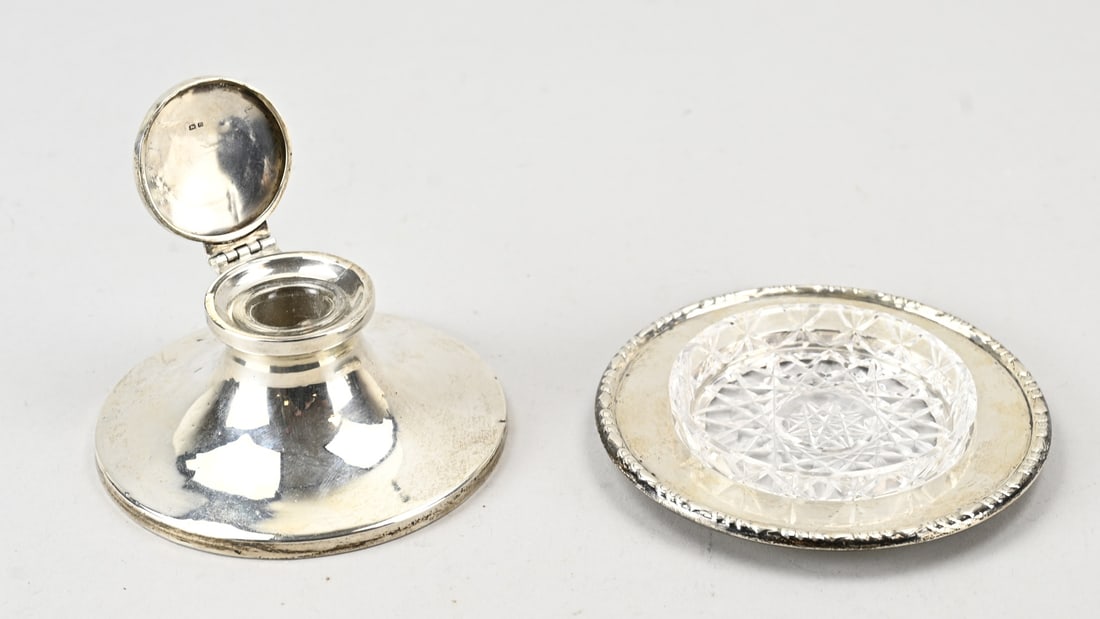 2-piece silver, inkwell & coaster: Two pieces of silver, 925/000, with a round inkwell with lid and crystal bowl, ø11x5cm. Maker: unclear, Birmingham. With a filled base. Various small dents along the rim. And a round coaster
