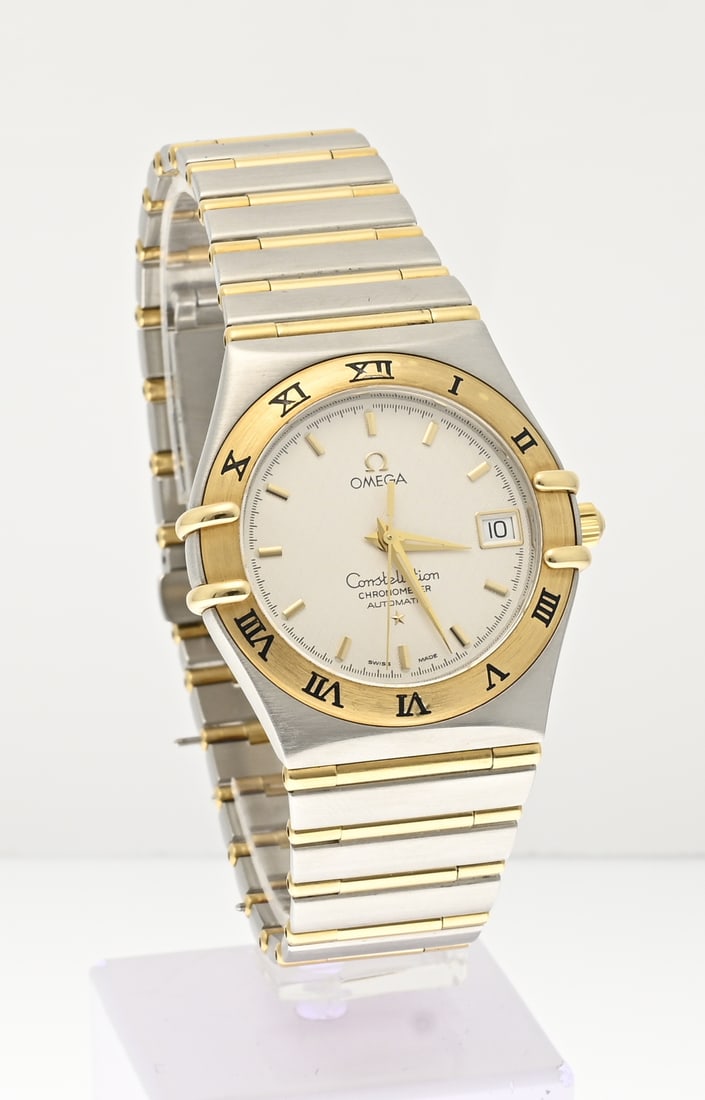 Omega watch (automatic): Omega Constellation Chronometer Automatic, large model, steel with gold, with link bracelet. Case diameter 35 mm. In Omega case. Case number: 80572920. Length 23 cm. Minor damage on the bezel. Working