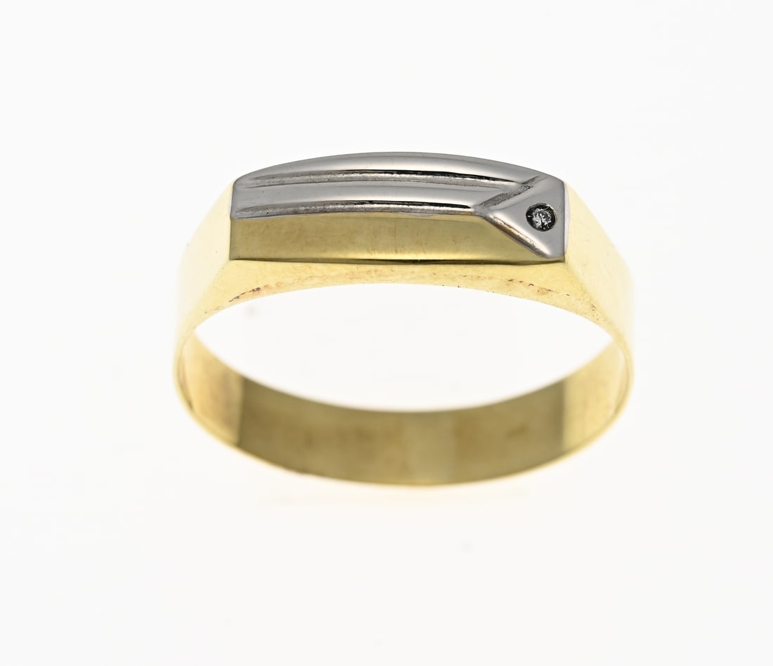 Gold men's ring, white and yellow: Yellow gold men's ring, 585/000, with a straight head, partly white, set with a small diamond. Head width 6 mm. ø 58. Approx. 1.5 grams. In good condition.