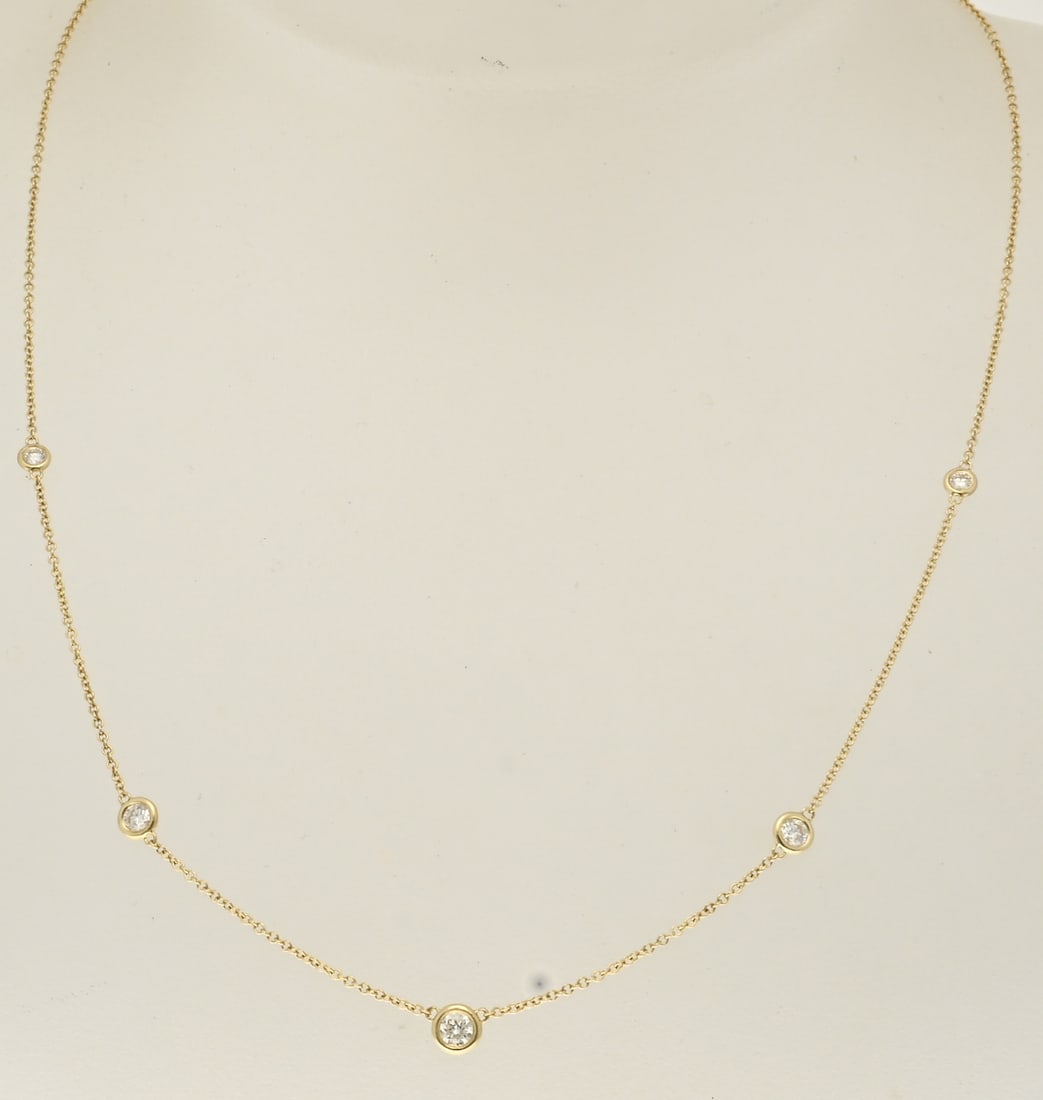 Diamond necklace: Yellow gold gourmet necklace, 585/000, with 5 smooth settings set with a brilliant-cut diamond in between. Total approx. 0.25 ct. 41 cm. approx. 1.4 grams. In good condition.