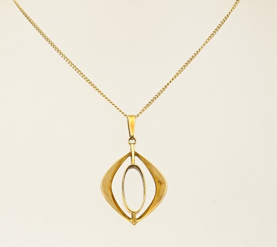 Gold necklace with pendant: Yellow gold necklace with pendant, 585/000. Long gold necklace with an open, rhombus-shaped pendant. Length 49 cm. Pendant size 20x35mm, including loop. Approx. 4.6 grams. In good condition.