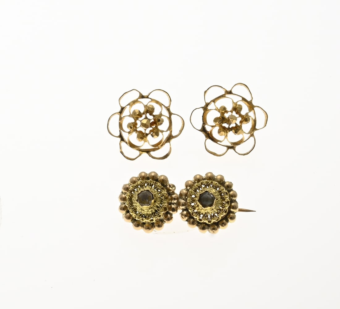Gold stud earrings and brooch: Yellow gold stud earrings and brooch, 585/000, regional model. Openwork ear studs in the shape of a flower, ø 14 mm, and a regional brooch with 2 small studs, a pearl border, one slightly dented