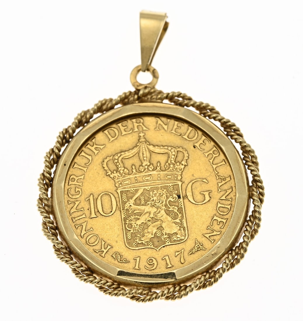 Gold ten guilder coin in rim: Gold ten guilder coin, 1917, in yellow gold bezel, 585/000, with twisted workmanship and a faceted edge. Total approx. 8.9 grams. 37x37mm. In good condition.