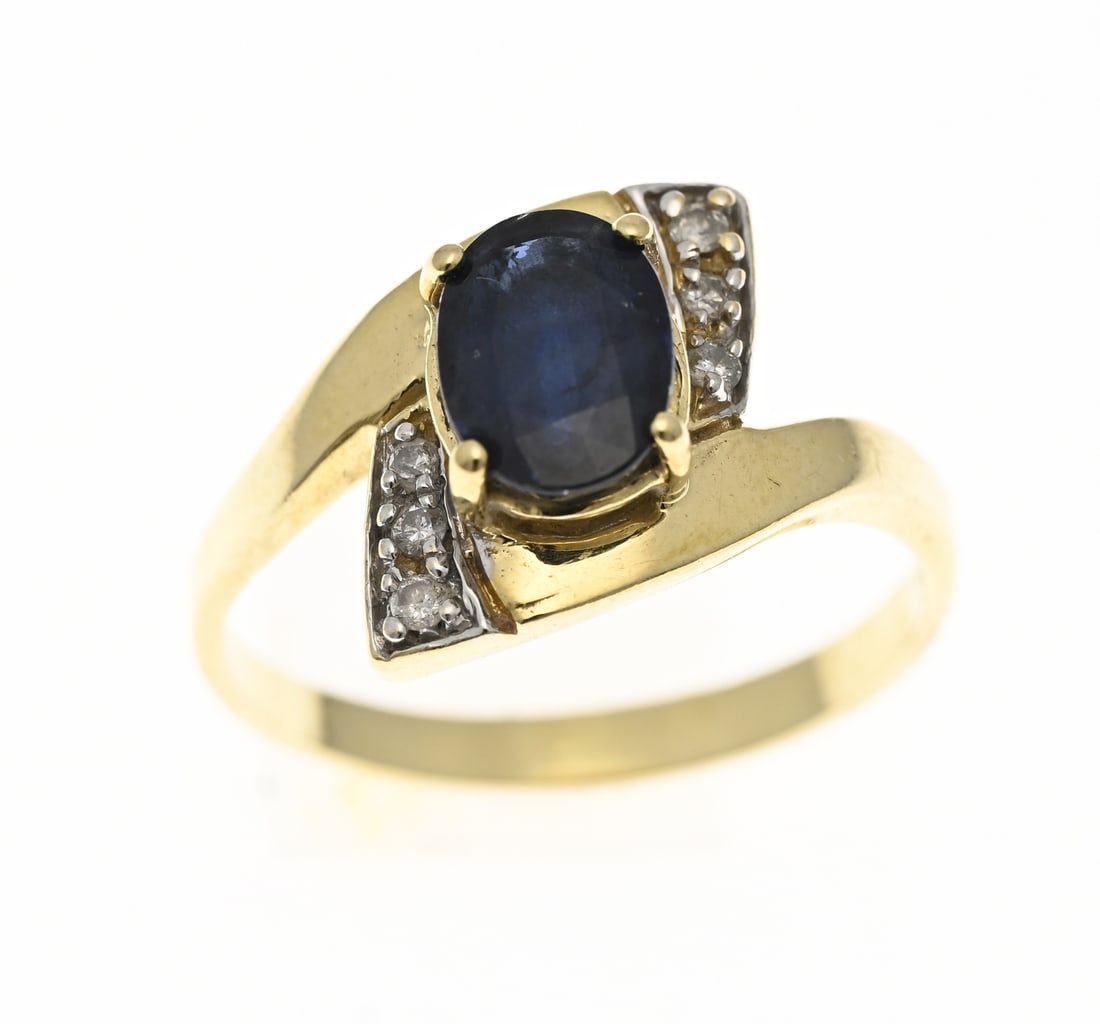 Gold ring with sapphire: Yellow gold ring, 585/000, with sapphire and diamond. Ring with a clasp and an oval faceted sapphire in the center, with a total of 6 brilliant-cut diamonds in the bars next to the sapphire, total