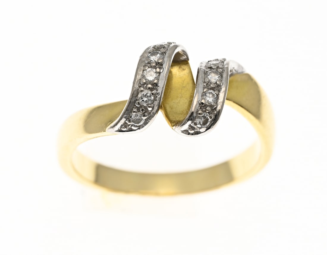 Gold zigzag ring with diamonds: Yellow gold ring, 750/000, with diamonds. Ring with a wrap-around head where the two edges are set with a total of 9 brilliant-cut diamonds. Head width 10 mm. Approx. 5.9 grams. L 60. In good