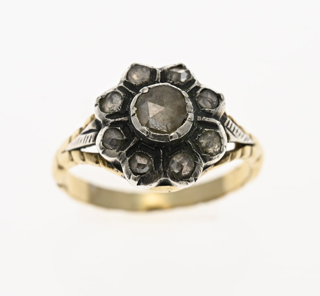 Gold rosette ring with antique diamond: Yellow gold ring, 585/000, with a silver rosette set with 9 antique-cut diamonds. Head diameter 11.5 mm. Fitted with an ornate band. Diameter 50. Approx. 4.4 grams. In good condition.