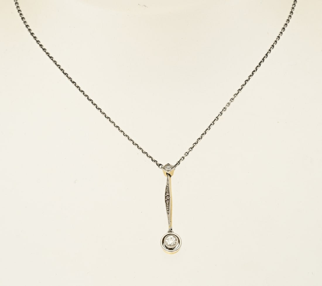 Silver choker with gold pendant with diamond: Silver anchor necklace with a gold bar pendant in the center, set with 3 small diamonds and a brilliant-cut diamond in a smooth setting at the bottom, with a small chip. Length 41 cm. Approx. 2.8