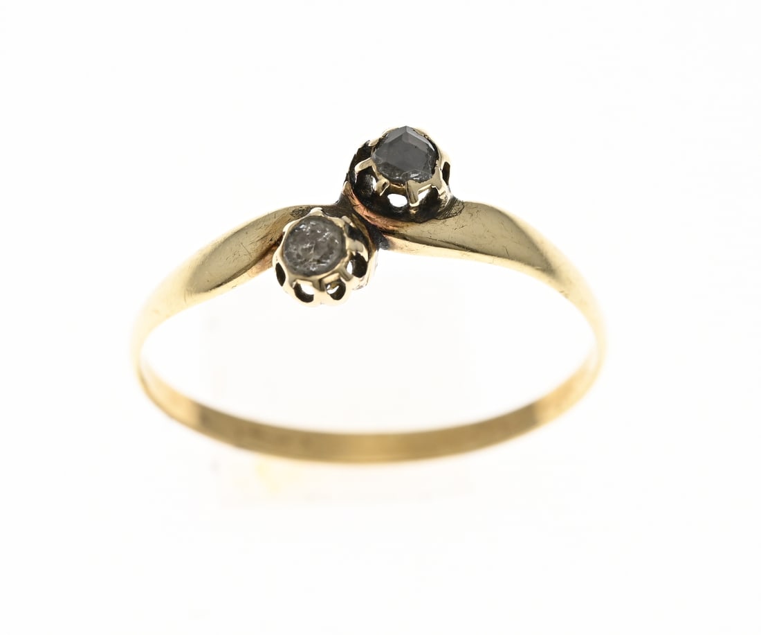 Gold ring with zirconia & small diamond: Yellow gold ring, 585/000, with zirconia and a small diamond. Tender ring with 2 chatons set with a zirconia and a small antique diamond. Head width 8 mm. ø 62. Approx. 1.5 grams. In reasonably