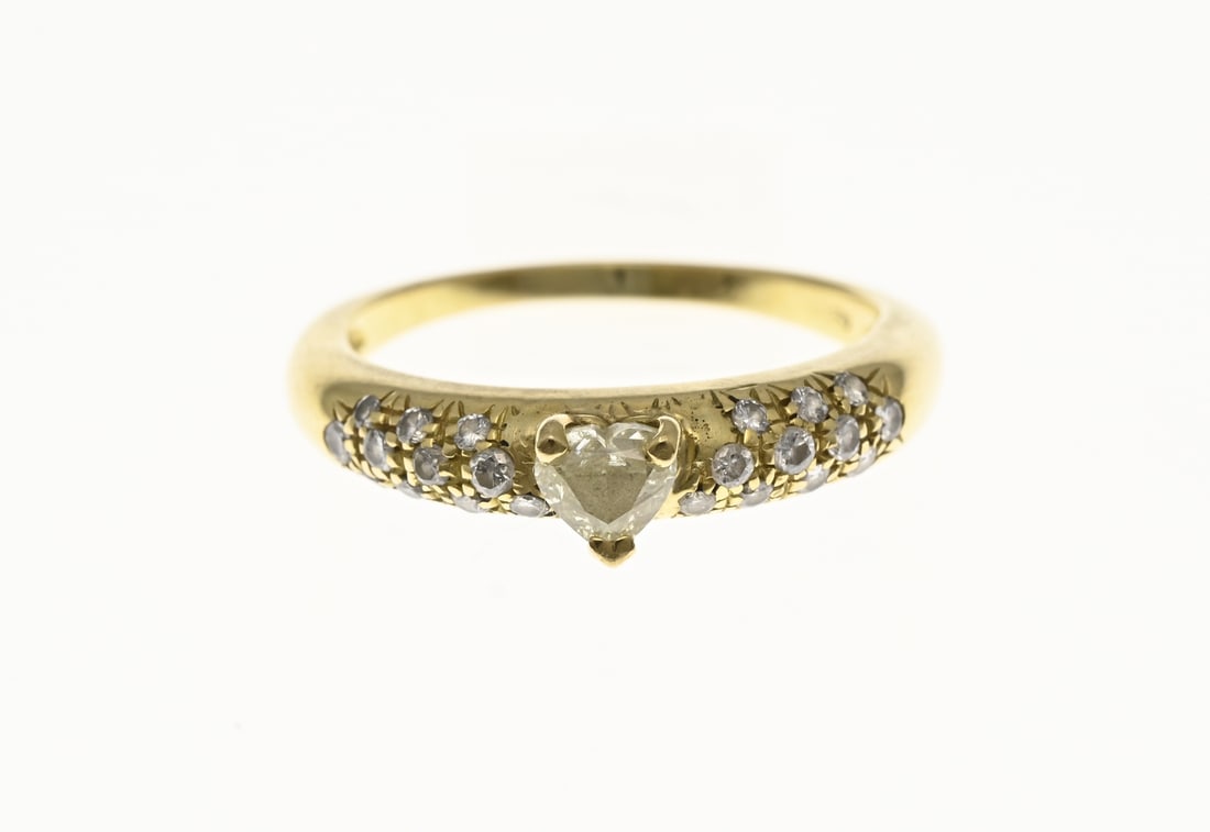 Gold ring with heart-shaped diamond: Yellow gold ring, 585/000, with diamond. Ring with a convex band, pave-set on the top with brilliant-cut diamonds. In the center of the ring sits a heart-shaped natural diamond, 0.52 ct, SI2 Fancy lig