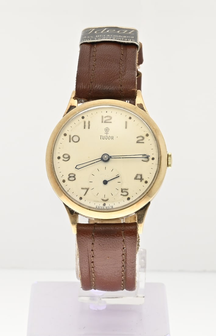 Vintage Tudor watch, 375/000: Exceptional vintage Tudor watch, 375/000, mechanical, with a cream-colored dial featuring a decentralized seconds hand. Mounted on a brown leather strap. Case diameter 32 mm. With engraving on the