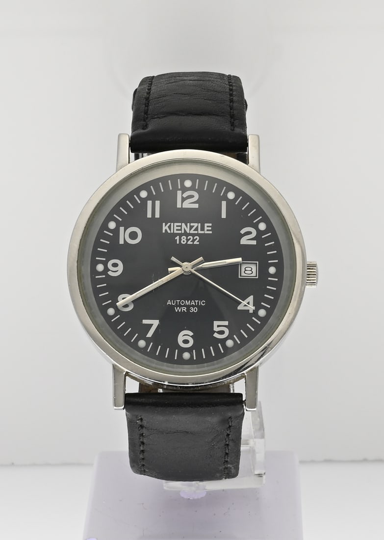 Kienzle automatic, black strap: Kienzle 1822 automatic WR 50 watch, with date, in a steel case, ø 40 mm. Fitted with a glass case back. Case number: U021 2200 2020. Mounted on a black leather strap. Working and in good