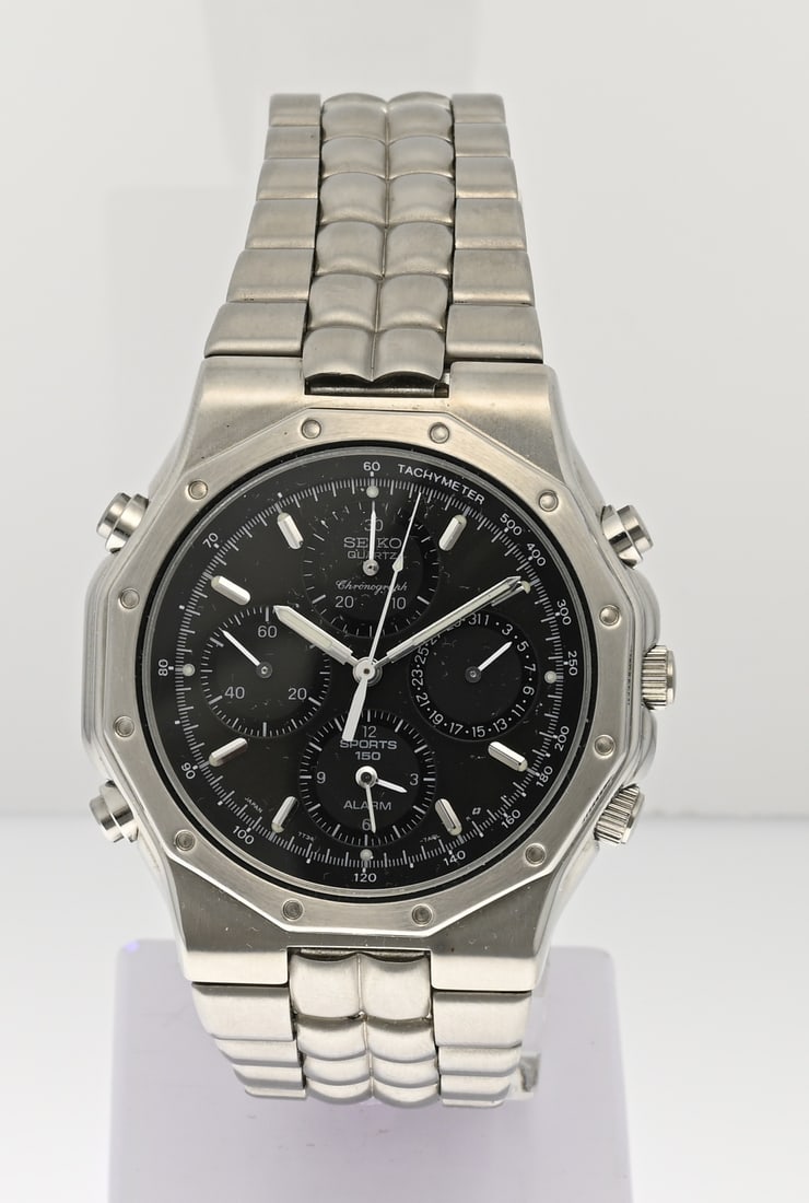 Seiko automatic chronograph: Vintage Seiko chronograph, 7T34 7A10, steel with black dial. Quartz, with alarm. Mounted on a steel bracelet. Case diameter 40 mm. Case number: 494934. Working, worn. In good condition.