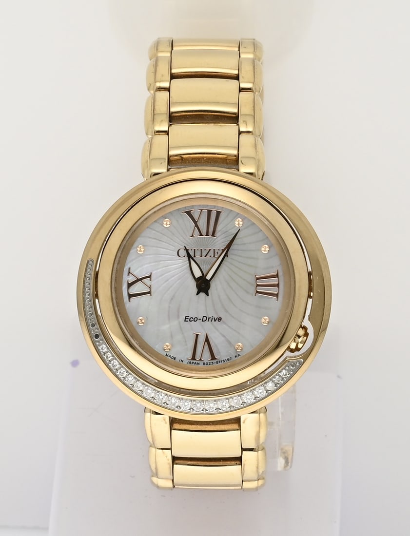 Citizen lady eco drive: Citizen Lady Eco-Drive watch, gold-plated with a round hinged case featuring an extra bezel set with diamonds. Equipped with an ornate mother-of-pearl dial. Working. Case diameter 33 mm. Length 18