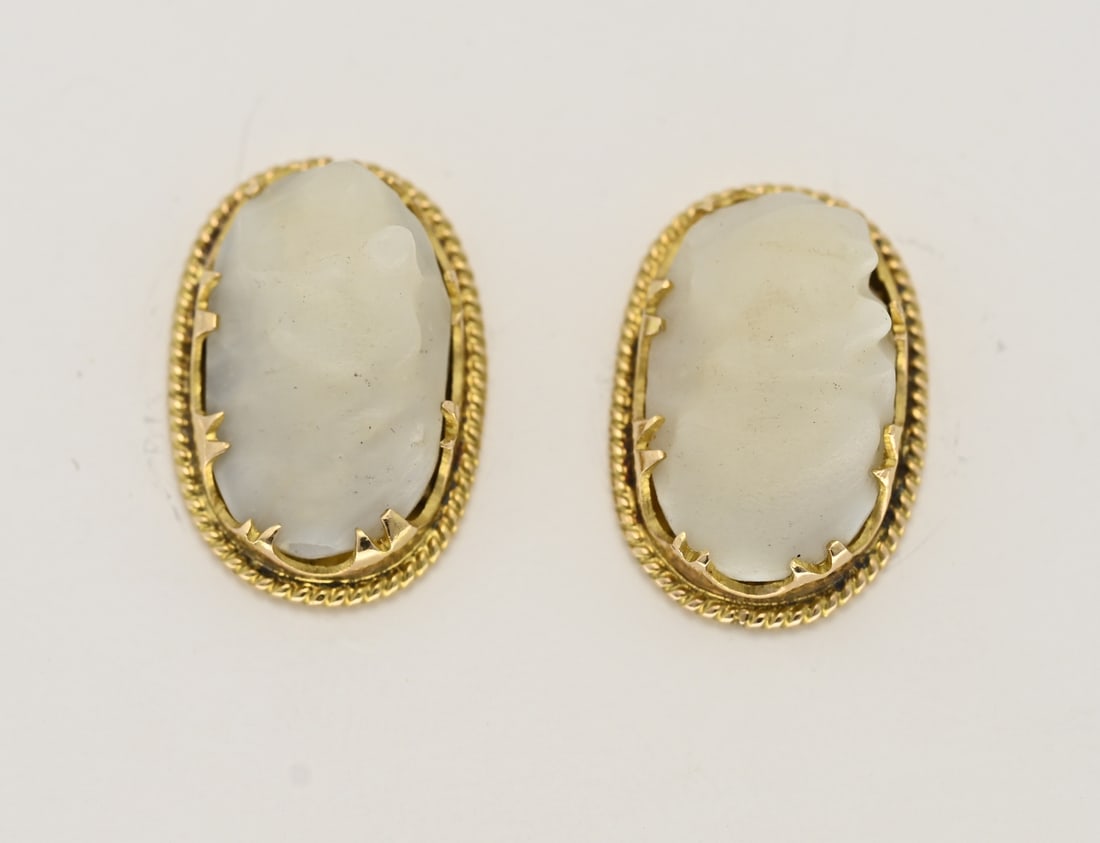 Gold stud earrings cut stone: Yellow gold stud earrings, 585/000, with carved white jade. Oval model with twisted edge. China. Approx. 3.3 grams. 15x10 mm. In reasonably good condition.