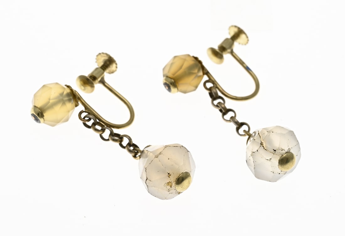Gold ear screws with milkstone: Yellow gold screw earrings, 585/000, with yellow and white milky stones. Screw earrings with a yellowish faceted bead attached, fitted with a piece of jasseron chain with a white milky faceted bead.