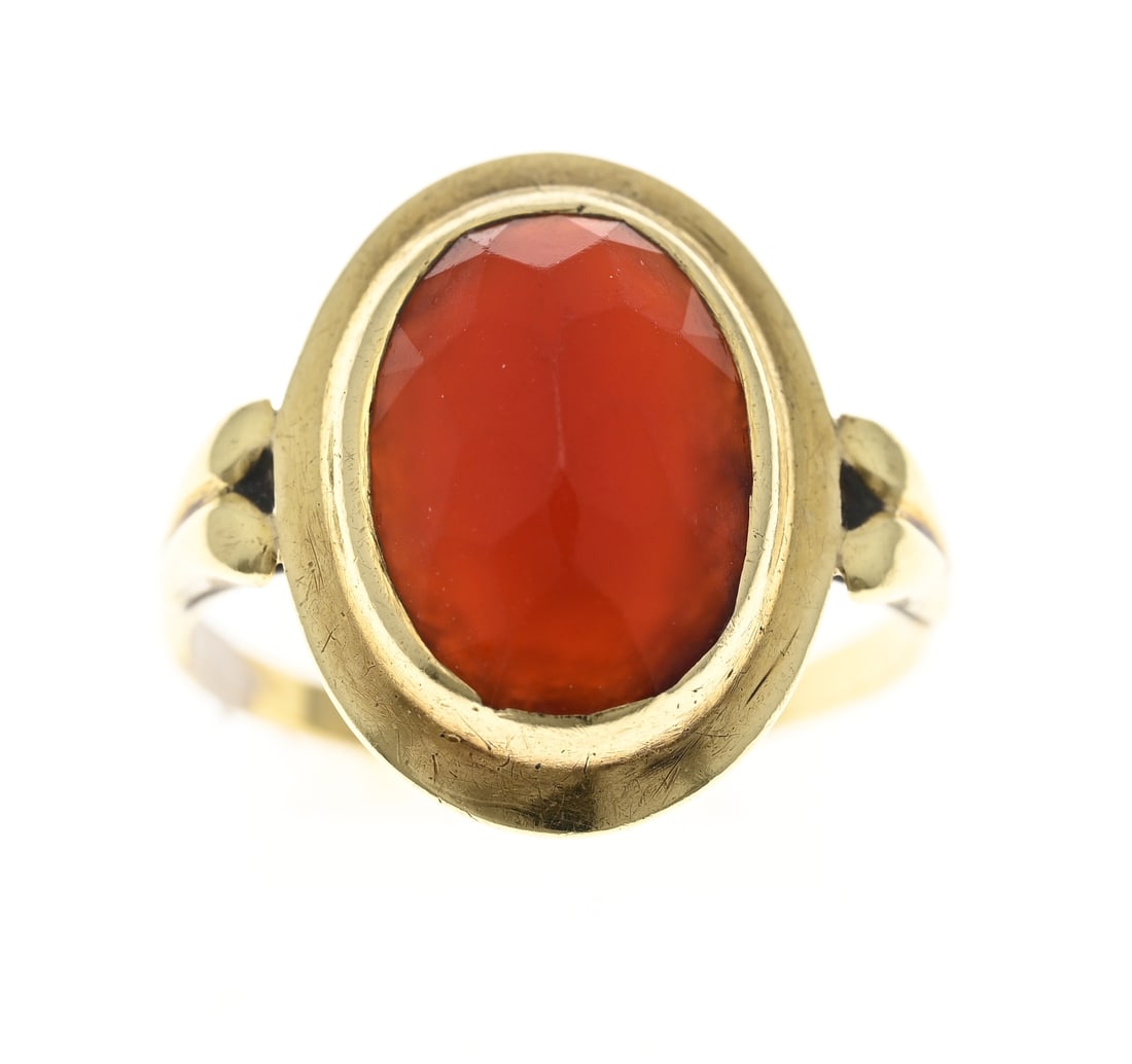 Gold ring with carnelian: Yellow gold ring, 585/000, with carnelian. Ring with a wide oval setting set with an oval faceted carnelian. Head width 18 mm. Approx. 4.0 grams. ø 55. In good condition.