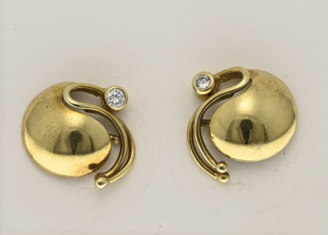 Gold stud earrings: Yellow gold stud earrings, 585/000, with diamond. Round contoured stud earrings with a curled element with a smooth setting set with a brilliant-cut diamond, total approx. 0.06 ct. VSI/TW. Approx. 2.4