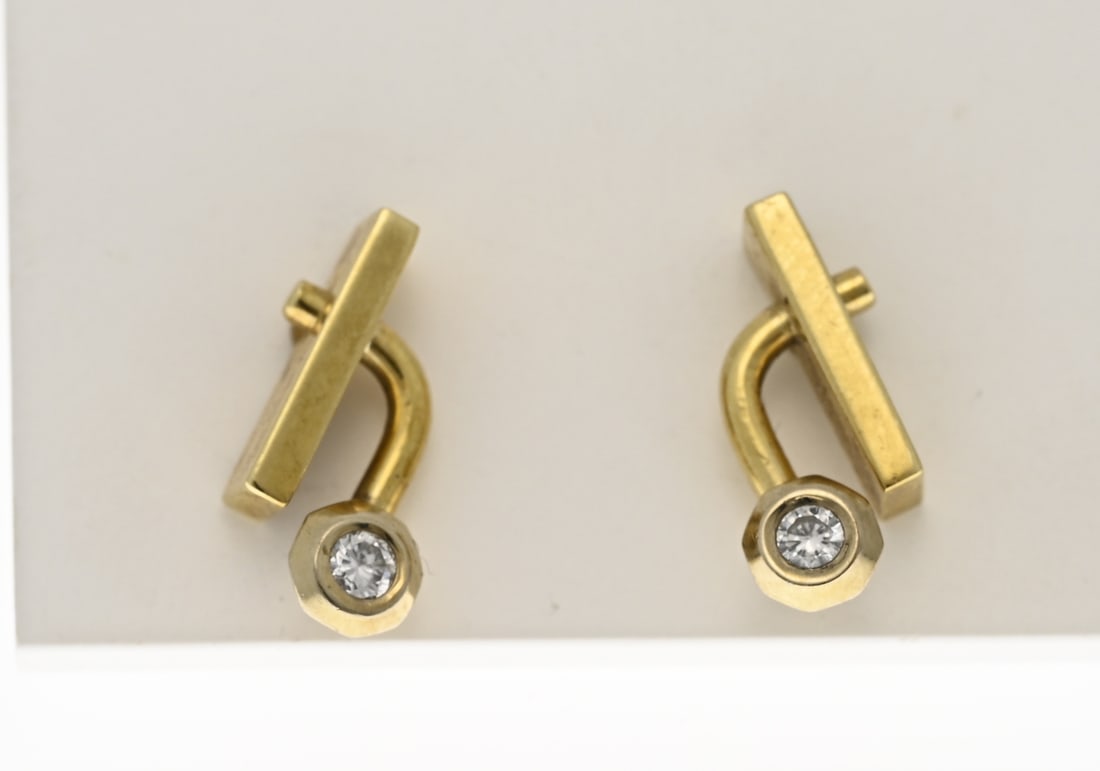 Gold stud earrings with diamond: Yellow gold stud earrings, 585/000, with diamond. Bar-shaped stud earrings decorated with a wire featuring a hexagonal smooth setting set with a brilliant-cut diamond, total 2x0.05 ct. Total approx. 3