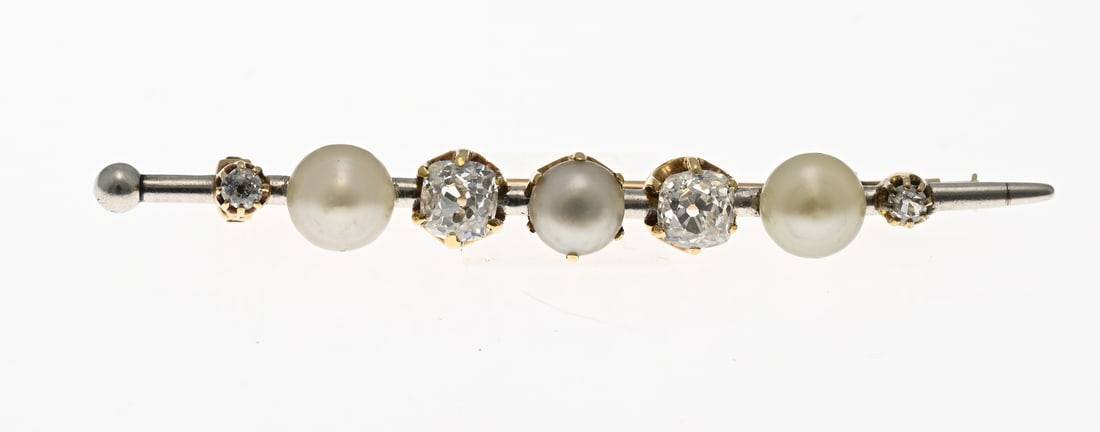 Gold brooch with pearl and diamond: Exceptional yellow gold brooch, 585/000, with pearls and diamonds. Bar brooch with 3 pearls and 4 diamonds. 2 diamonds with an antique square cut, approx. 4.5x4.5mm. And 2 diamonds with an antique
