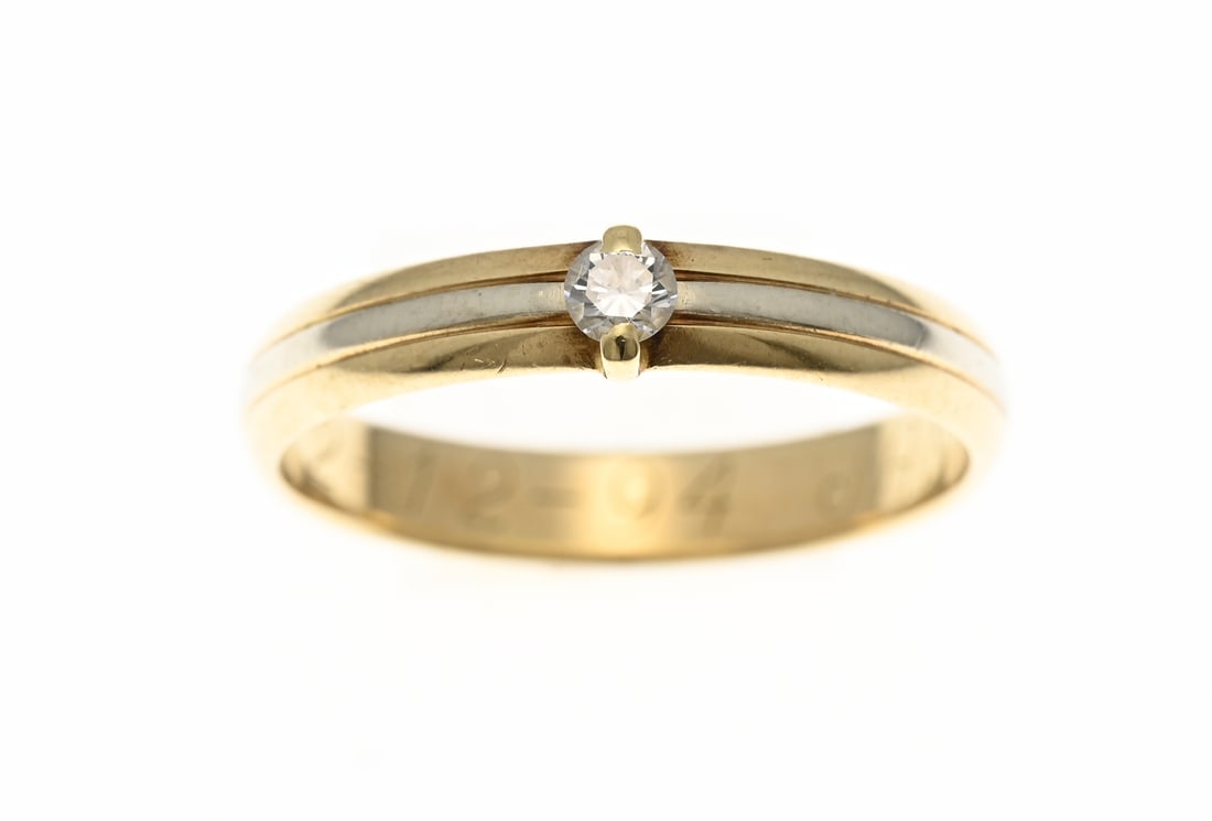 Gold wedding ring with diamond: Gold tricolour ring, 585/000, with diamond. Domed ring with a brilliant-cut diamond, 0.09 ct, set on the ring. Width 4 mm. ø 57. Features an engraving in the band. Marked Desiree. Approx. 2.6