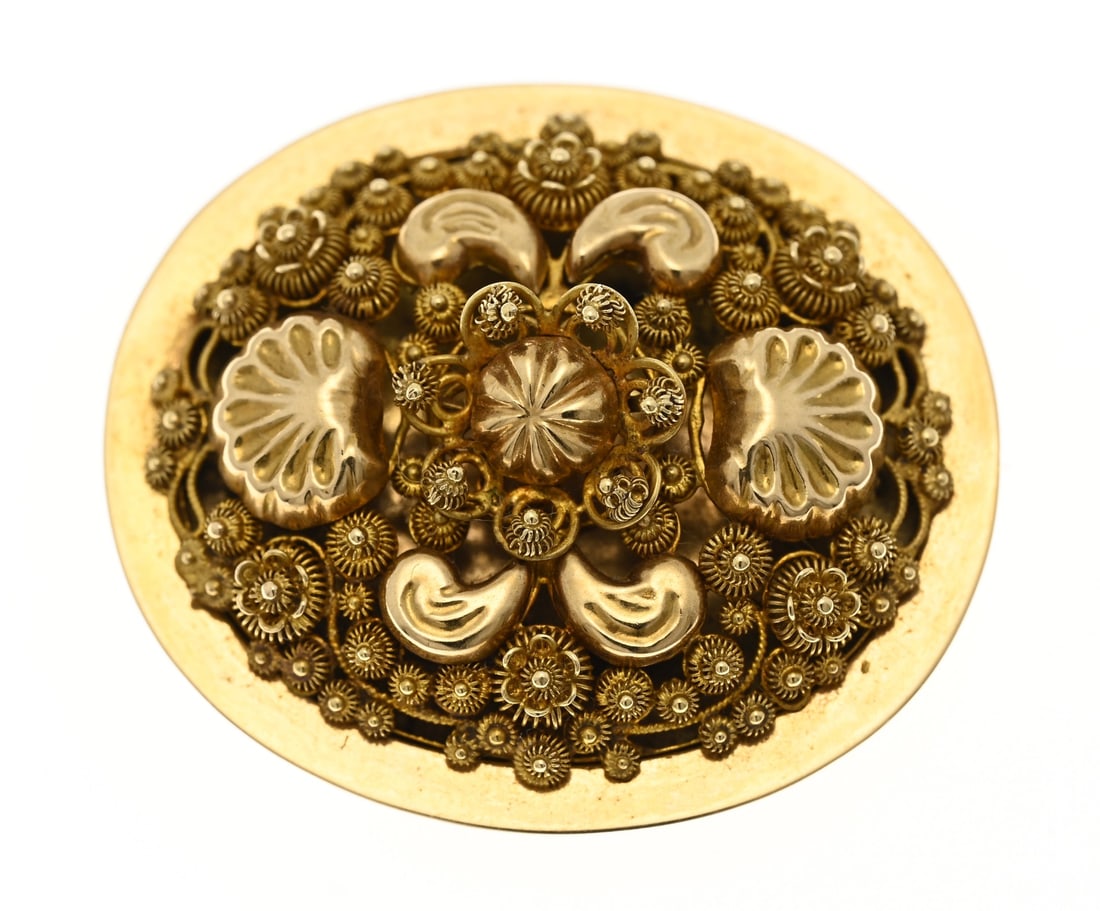 Gold regional brooch, oval: Fine yellow gold regional brooch, 750/000, oval model richly decorated with buttons and elements in scroll and shell shapes. 30x34mm. Approx. 7.3 grams. The Netherlands 1814-1905. In very good