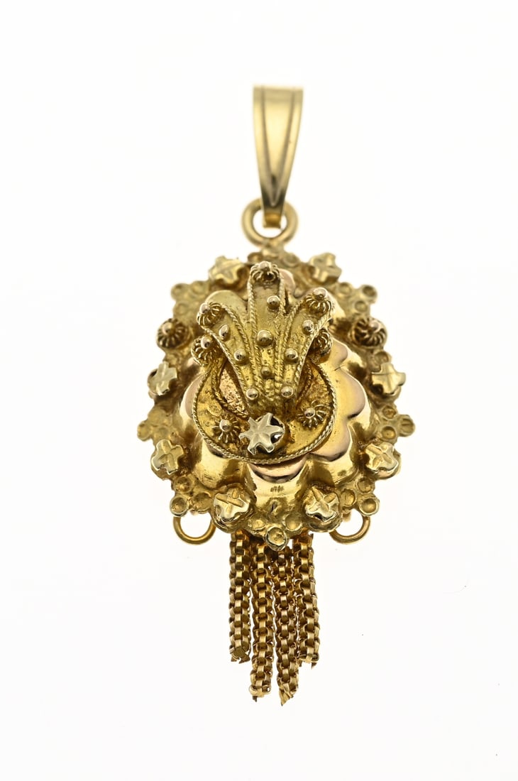 Gold pendant regional model: Yellow gold pendant, 585/000, regional model with knobs. Oval pendant decorated with knobs and soldered appliqués. And a small beard. Length 26 mm. Approx. 1.6 grams. In good condition.
