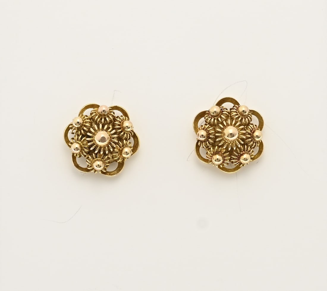 Gold stud earrings: Yellow gold stud earrings, 585/000, in the shape of a Zeeland button, ø 9 mm, approx. 1.8 grams. In good condition.