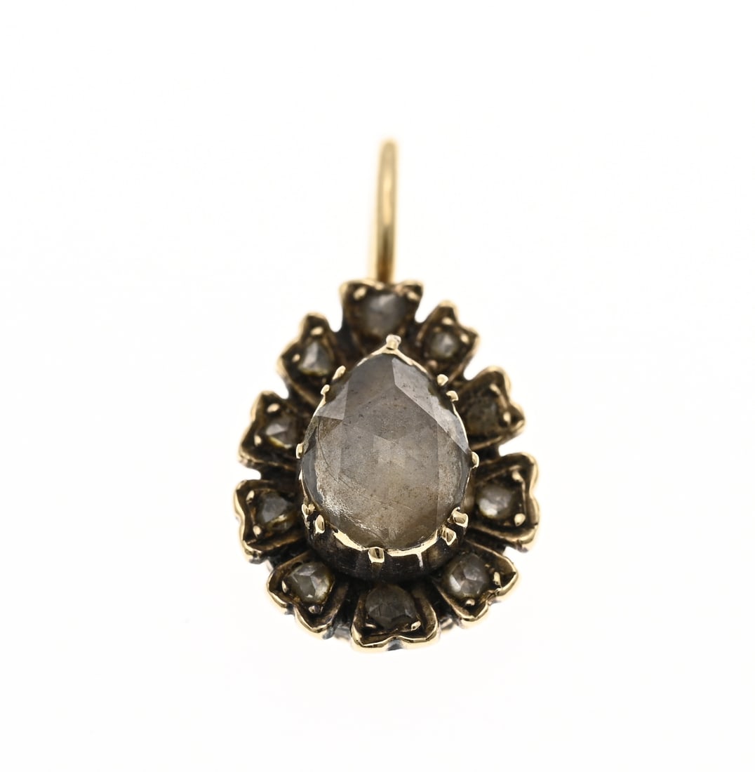 Gold pendant with antique diamond, pear-shaped: Yellow gold pendant, 585/000, with antique diamond. Pear-shaped pendant with a pear-cut diamond in the center surrounded by a rim of 10 antique-cut diamonds. 10x18mm, including eyelet. Approx. 1.9