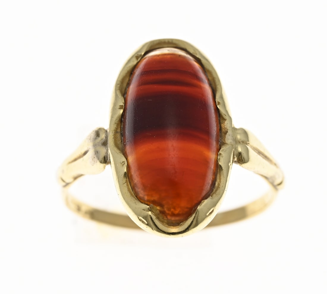 Gold ring with oval agate: Yellow gold ring, 585/000, with agate. Ring with an oval setting featuring a scalloped edge and set with a striped agate. Head width 18 mm. ø 52. Approx. 3.0 grams. In good condition.