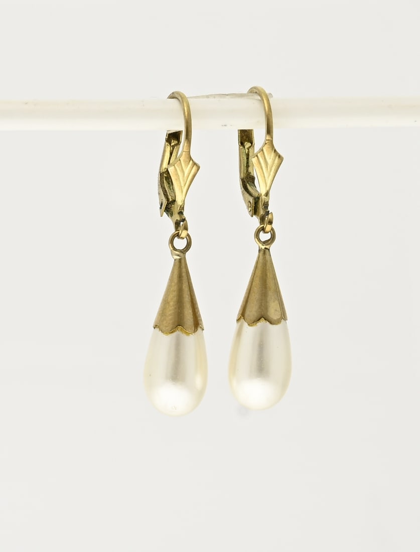 Pearl earrings, 8 carat: Brisures, 333/000, hinged, with a pear-shaped bead set in a small sleeve. Length 36 mm. Approx. 2.1 grams. In good condition.