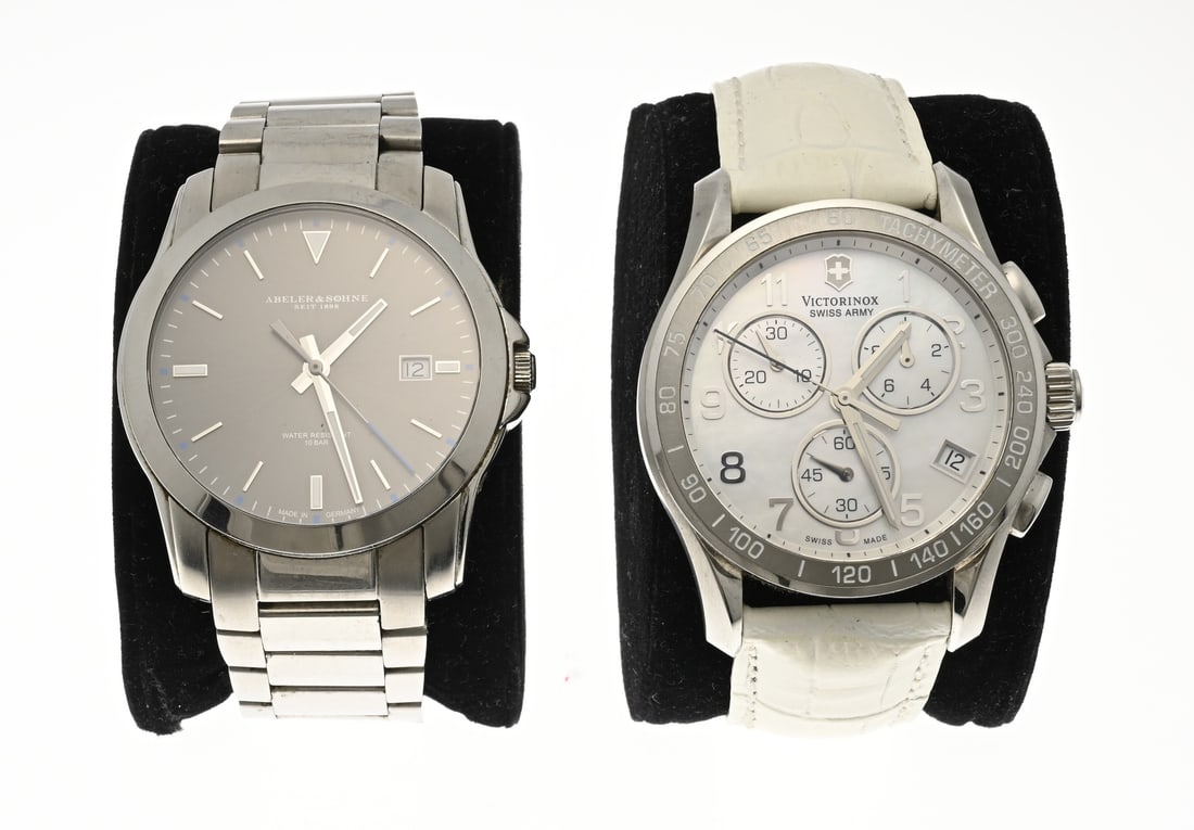 2 Watches, Victorinex, Abeler & Sohne: Lot of 2 steel watches: a Victorinex chronograph with a mother-of-pearl dial. Mounted on a white strap, case diameter 41 mm, case number 100355585. And an Abeler & Sohne steel watch with a steel
