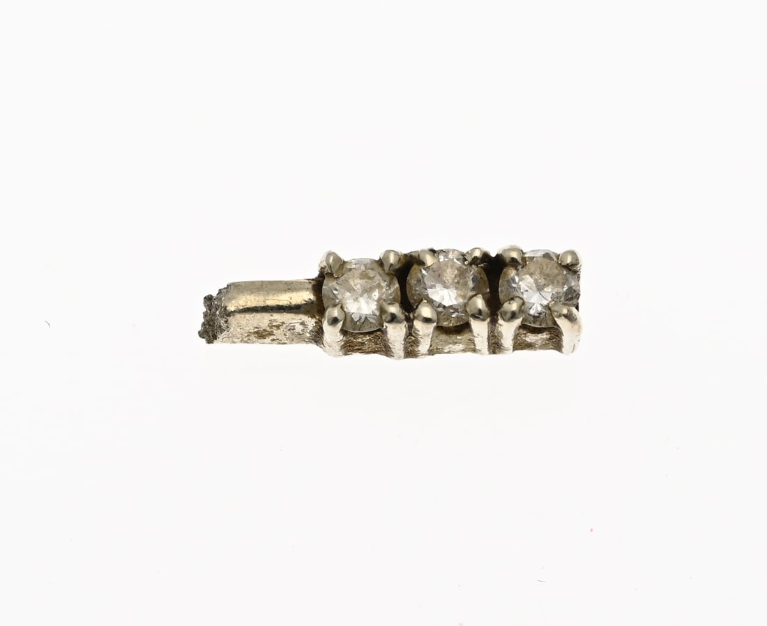 3 small diamonds in setting: Three brilliant-cut diamonds set in a white gold setting. 3 x 0.03 ct. approx. 0.4 grams. In good condition.