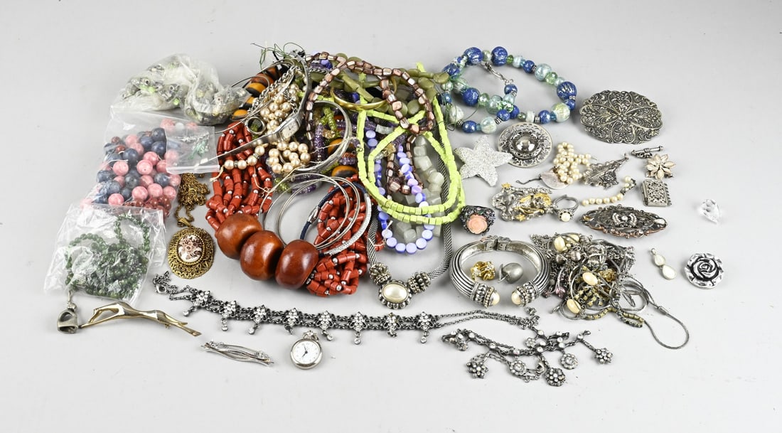 Lot of various jewelry: Small box of various jewelry including various necklaces with gemstone beads, a type of Berber necklace, a ring, brooches, bracelets, and a Seiko watch.