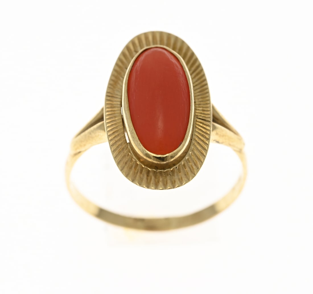 Gold ring with blood coral: Yellow gold ring, 585/000, with red coral. Ring with an oval setting featuring linear detailing and set with an oval cabochon-cut red coral. Width 19.5 mm. ø 57. Approx. 2.5 grams. In good