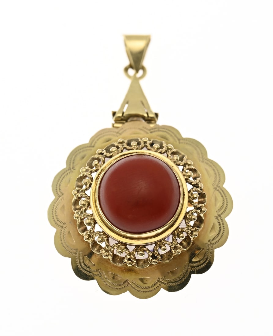 Gold pendant/brooch with blood coral: Beautiful yellow gold brooch/pendant, 585/000, with red coral. Flower-shaped brooch with filigree border and engraving. Features a red coral in the center. The brooch has a hinged bail. Approx. 7.0
