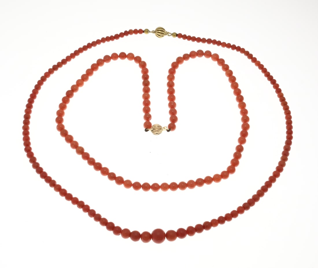 2 Necklaces with red coral: Two necklaces with blood coral, with round beads and a yellow gold ball clasp, 585/000, with ribbed detailing. Bead diameter 4-8 mm. Total approx. 38 grams. In good condition.