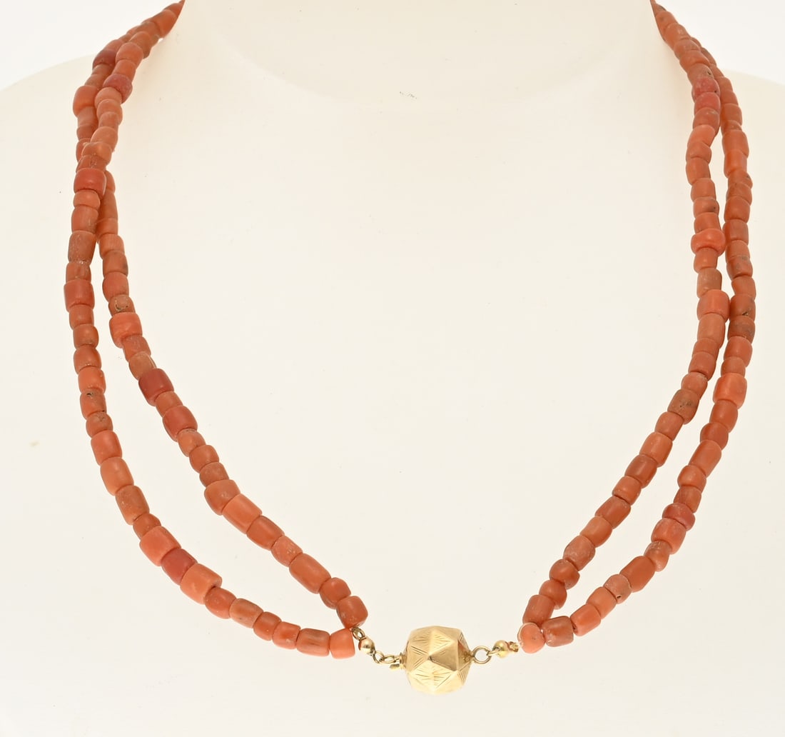Blood coral necklace with gold: Necklace with 2 rows of blood coral, barrel-shaped ø 4-4.5 mm, attached to a yellow gold ball clasp with faceted finish. 41 cm. Total approx. 23.3 grams. In good condition.