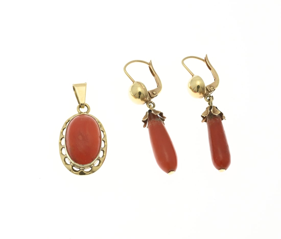Gold pendant and earrings with red coral: Yellow gold pendant and stud earrings, 585/000, with red coral. Oval pendant with an openwork scalloped edge and an oval cabochon-cut red coral, 30x14mm, including loop. And a pair of cut earrings