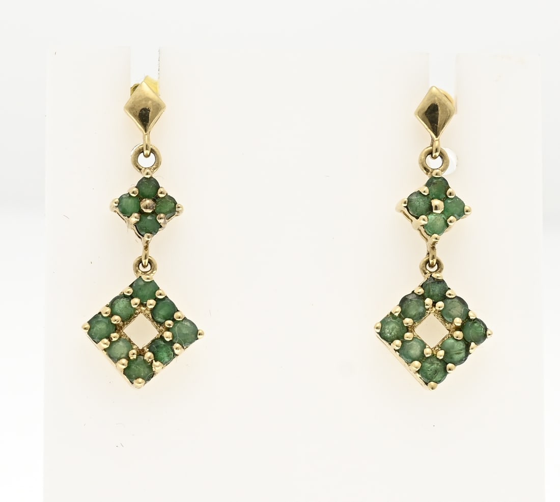 Stud earrings with emeralds, 333/000: Earrings, 333/000, with a diamond-shaped stud featuring 2 diamond-shaped elements set with round faceted emeralds. Size 10x23mm. Fitted with 585/000 gold backs. Total approx. 1.9 grams. In good