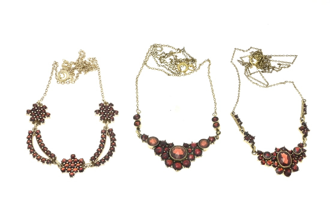 Lot of jewelry with garnet: Lot of 3 chokers with garnet, double. In good condition.