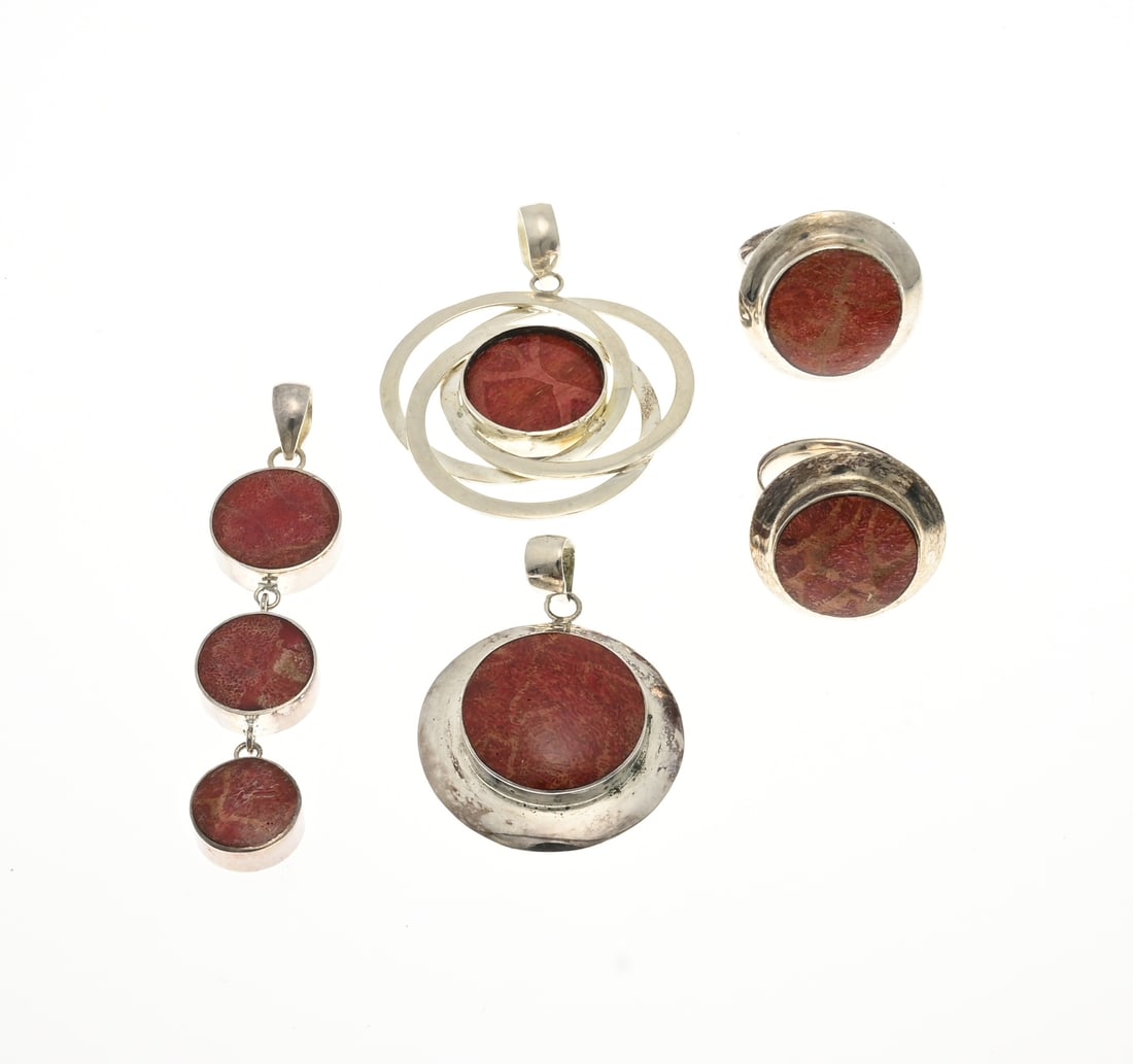 5 Silver jewelry with foam coral: Five pieces of silver jewelry, 925/000, with foam coral, with 2 round-headed rings, ø 25 mm, and 3 pendants, various models. New. Total approx. 44.5 grams. New.