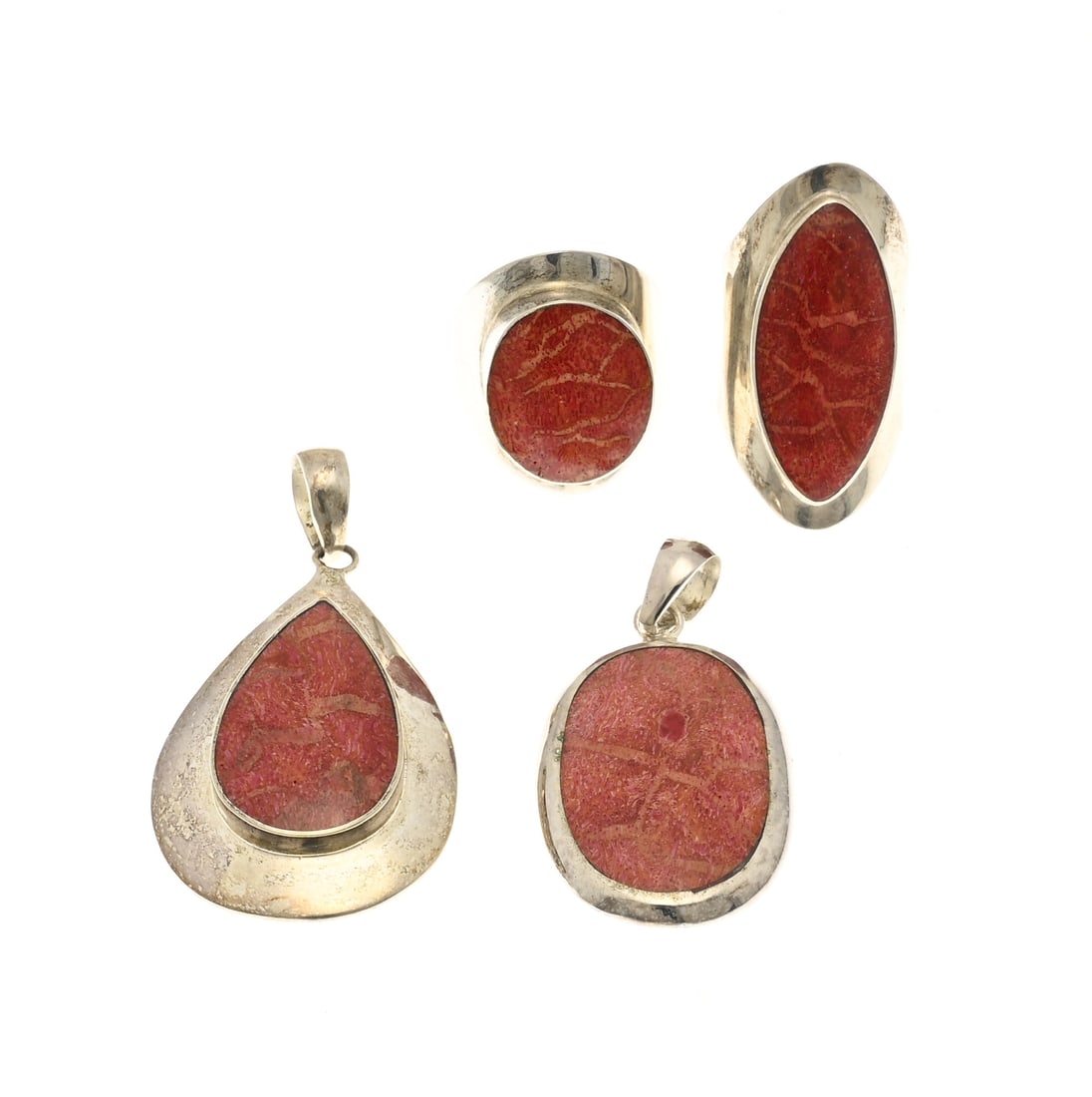 4 Silver jewelry pieces with foam coral: Four pieces of silver jewelry, 925/000, with foam coral. 2 rings, 1 with a marquise-shaped stone and 1 with an oval stone. Width 25-37mm. ø56-64. And a pear-shaped pendant and an oval pendant