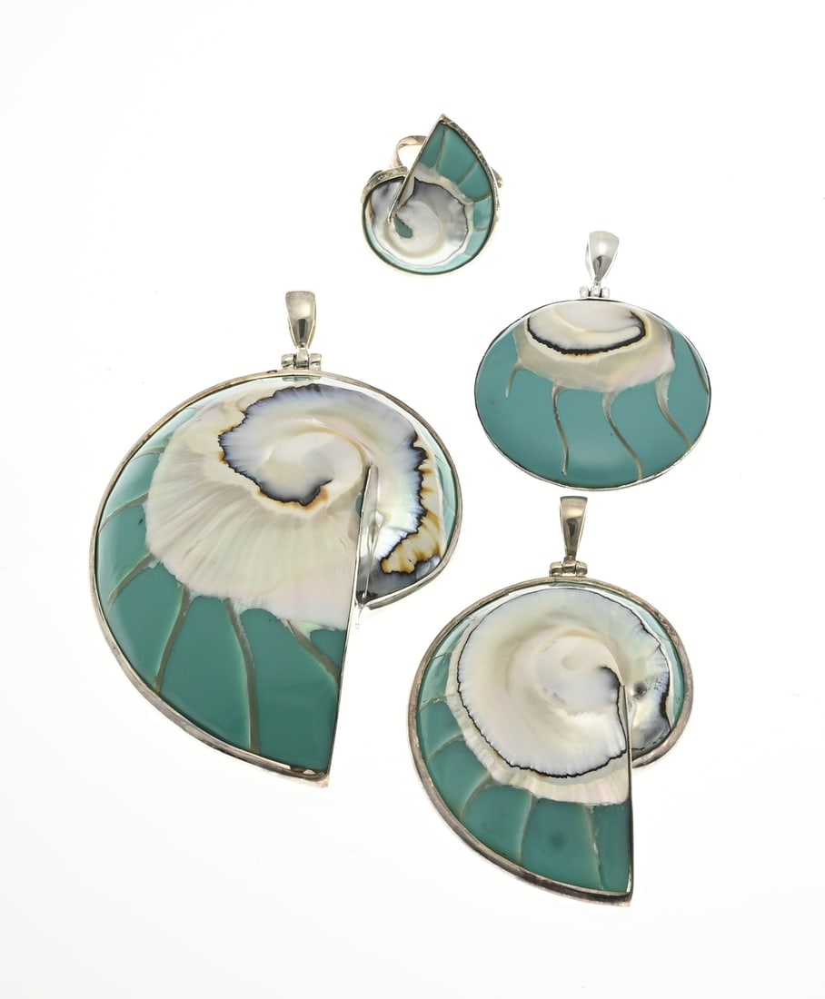 4 Silver jewelry with green shell: Four pieces of silver jewelry, 925/000, with nautilus shell and green. With a ring with a sliding band, head size 31x24mm. A round pendant, ø 41 mm, and 2 contoured pendants, 60x45mm and