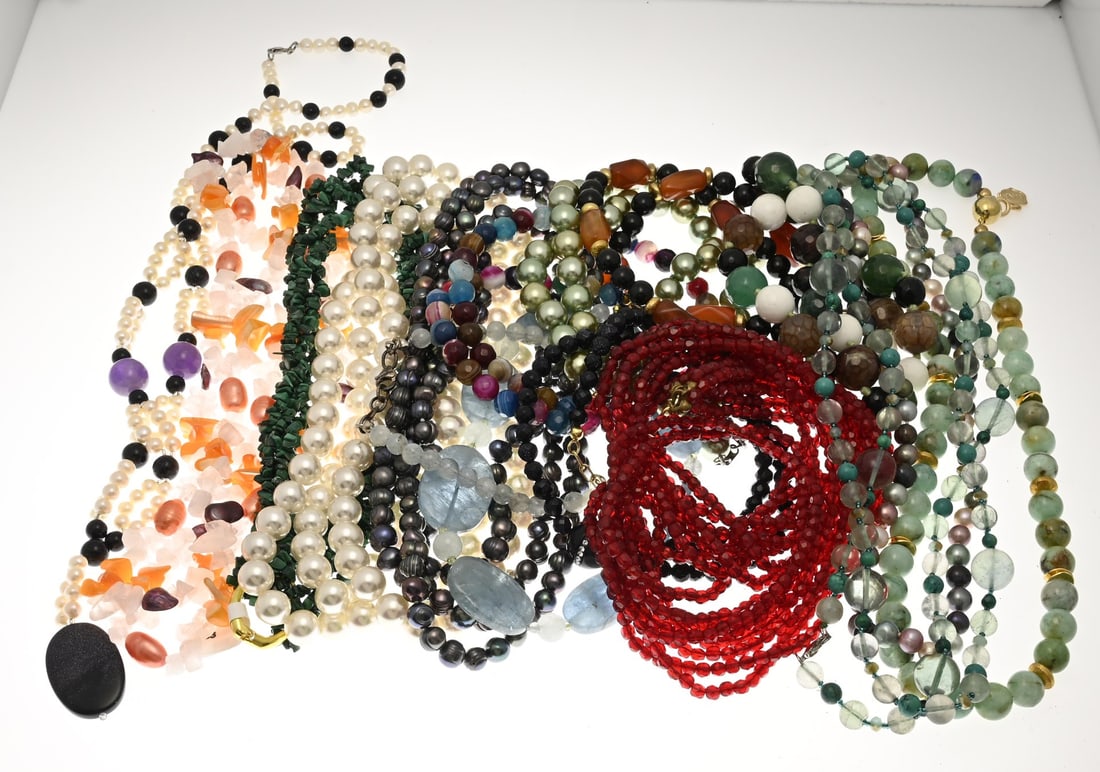 Lot of gemstone necklaces: Lot of gemstone necklaces with various stones including pearls, rose quartz, agate, malachite, and amethyst. In good condition.