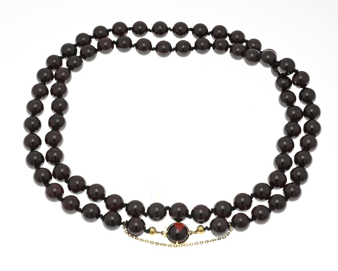 Onyx necklace with gold: Long necklace of onyx beads, ø 9 mm, attached to a yellow gold clasp with a stone. Length 85 cm. Approx. 139 grams. A single chip, otherwise in good condition.